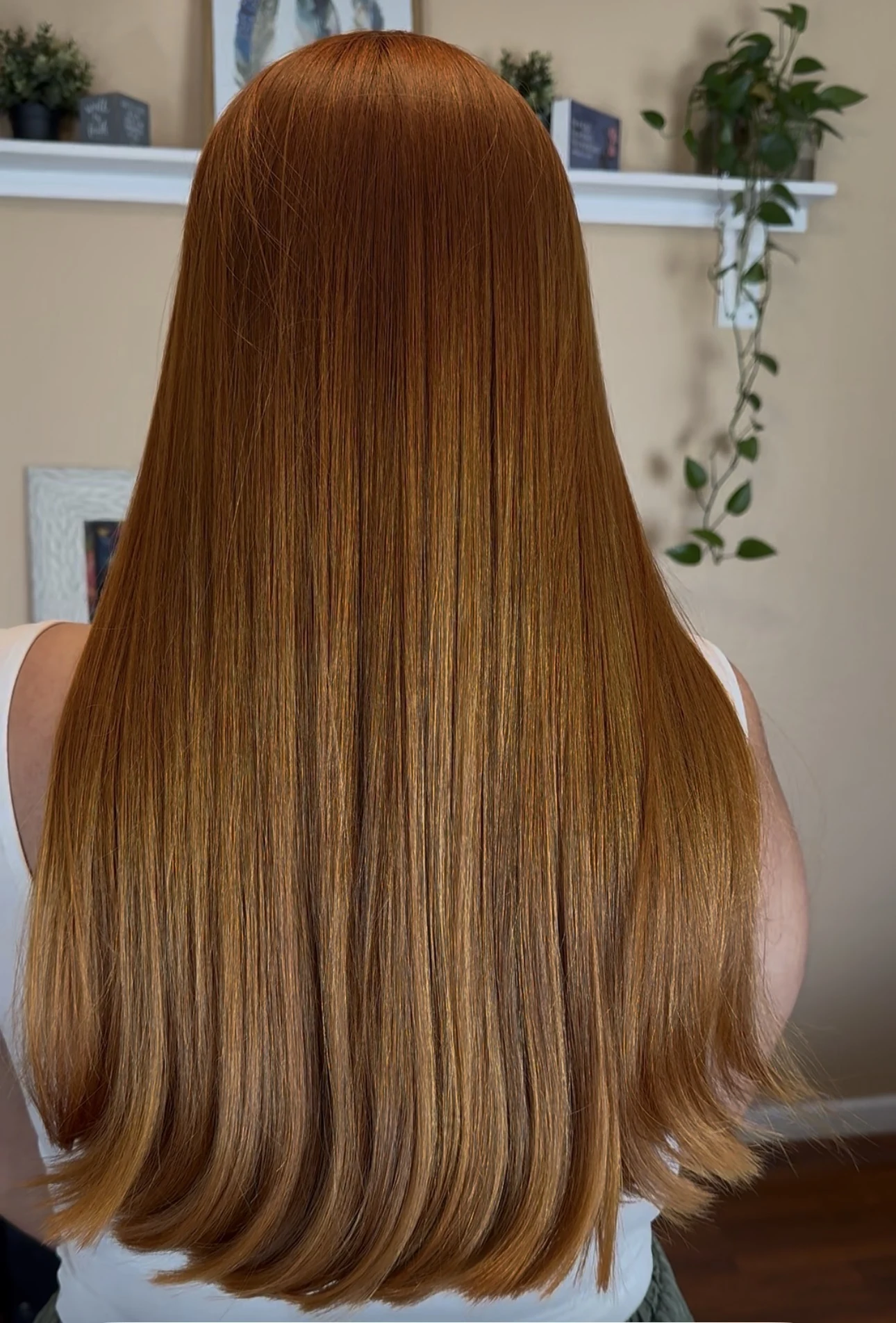 Cabello liso largo en tono cobrizo, fotografía del material compartido de la marca
