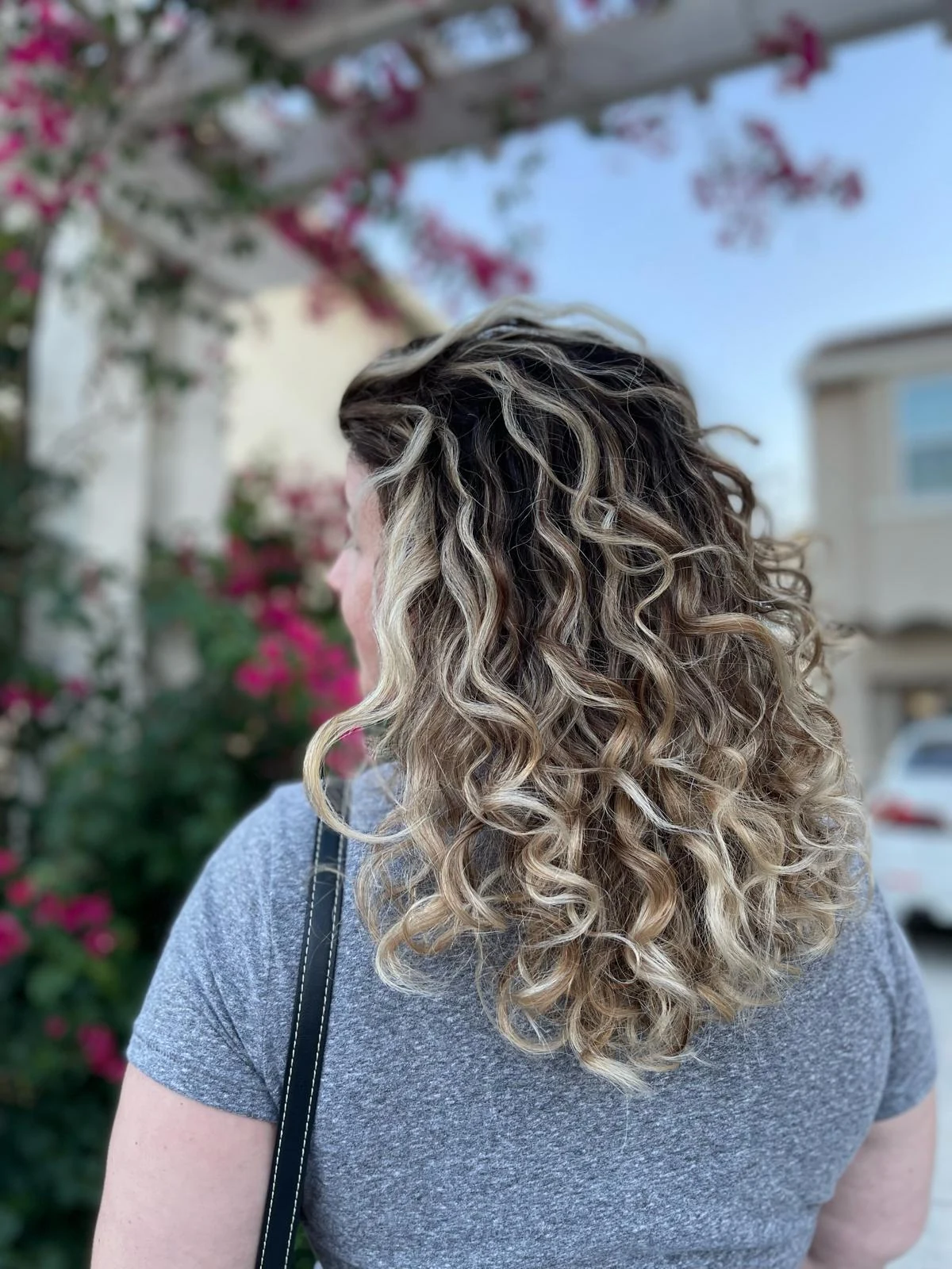 Mechas iluminadas en cabello rizado