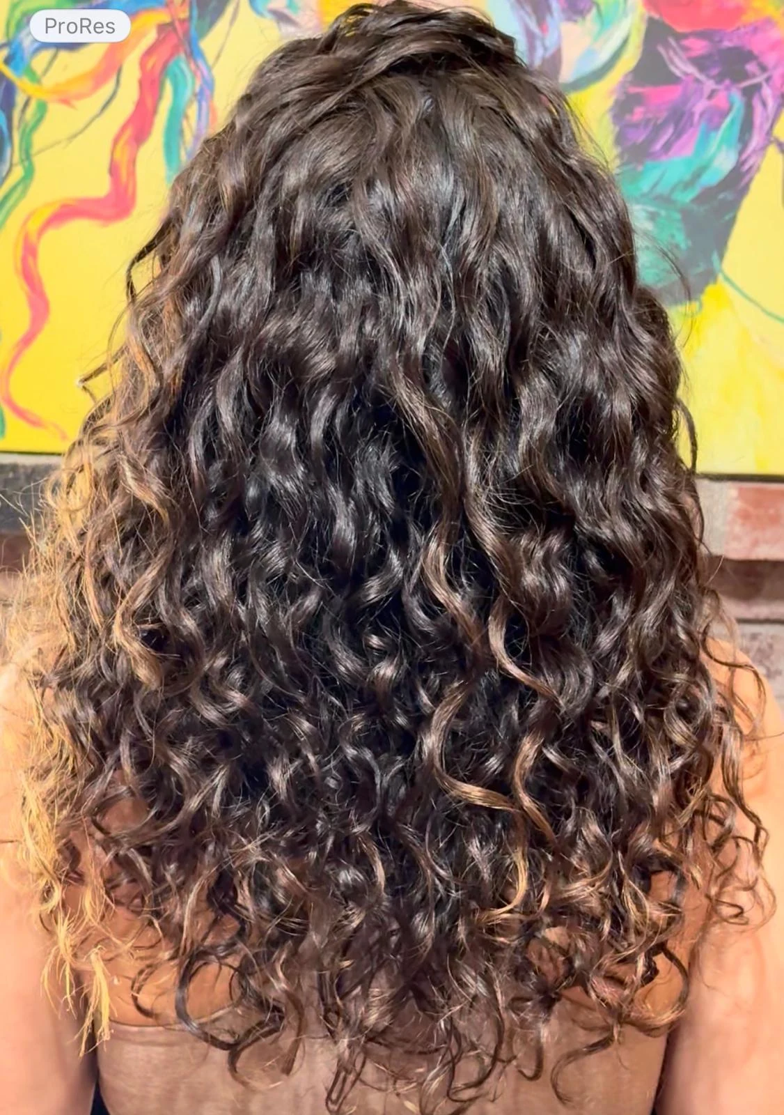 Rizos definidos con movimiento y brillo natural