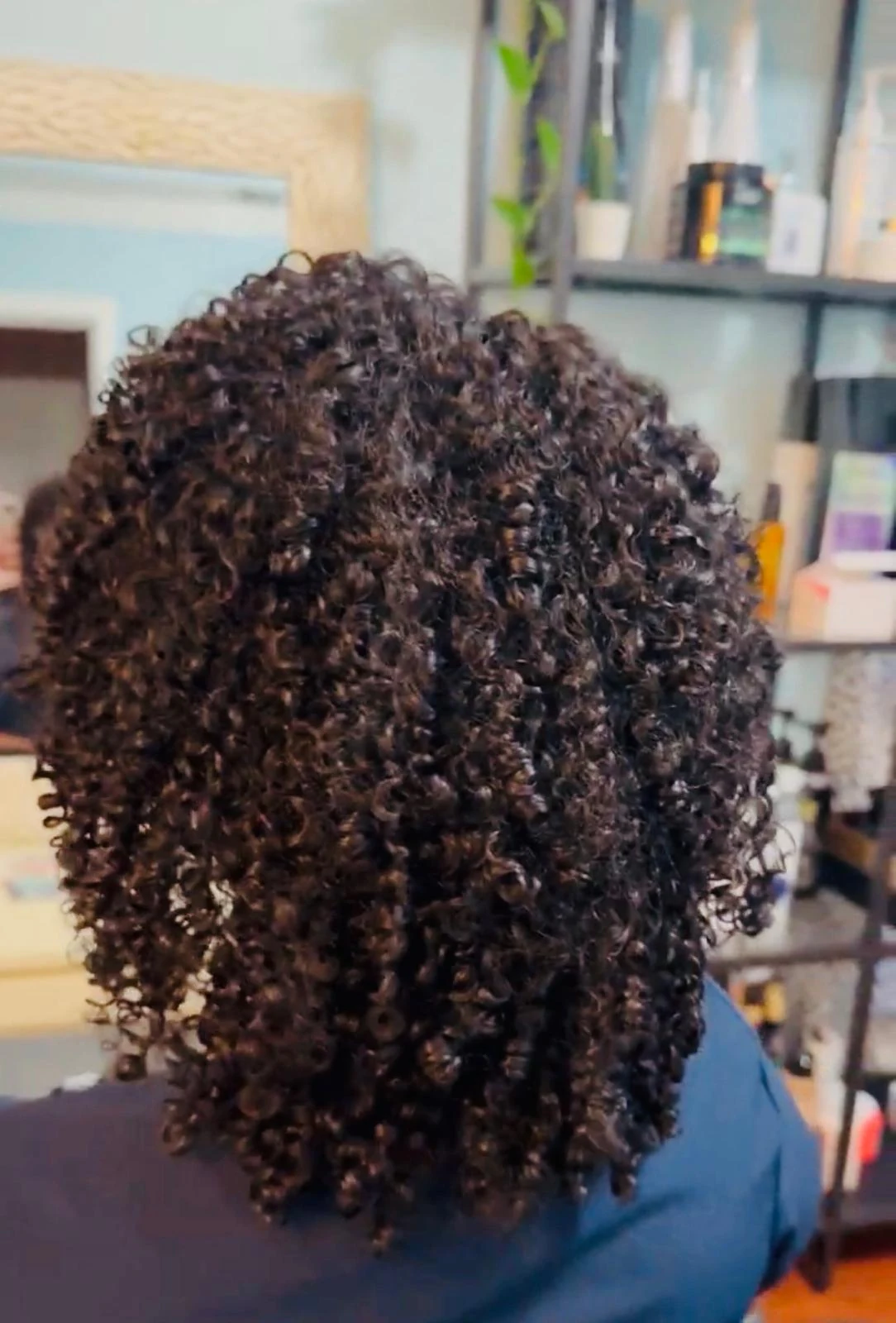 Resultado de cabello rizado con definición y movimiento